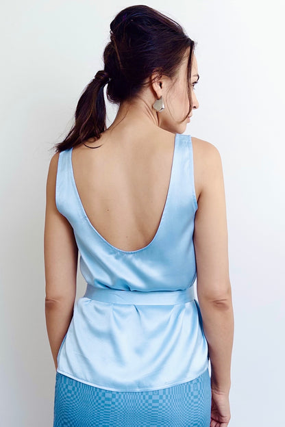 Réservoir à faible encombrement avec ceinture